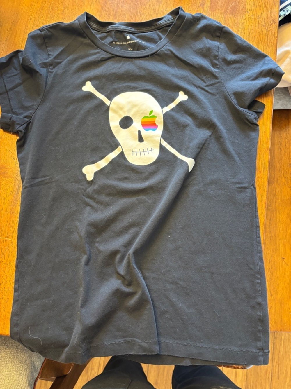 Rare Apple infinite loop it’s better to be a pirate. Size medium Apple Accent